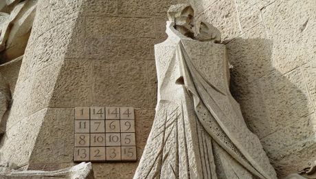 Carrés magiques : méthode simple pour créer un carré magique mathématique de toute taille. Exemples la Sagrada familia et carré magique de Ramanujan.